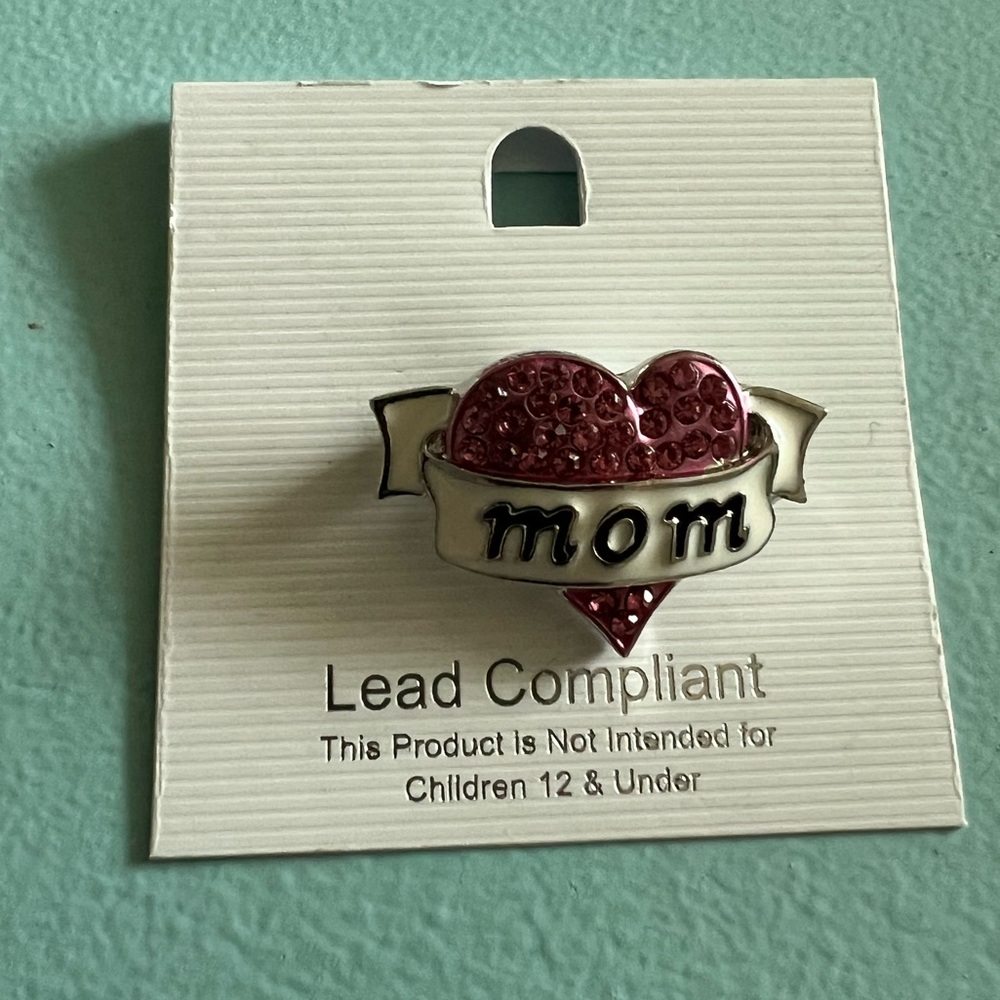 🇺🇸$3🇺🇸 Mom Pink Crystal Heart Banner Pin 1.5 x 1 inch NIP - Picture 1 of 3